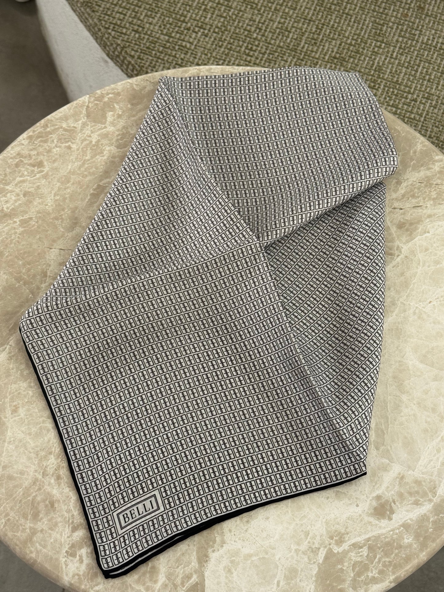 Belli Siyah Monogram Desen %100 Twill İpek Eşarp 4321-53